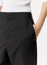 Damen Loose Stoffhose mit cropped Schnitt Schwarz