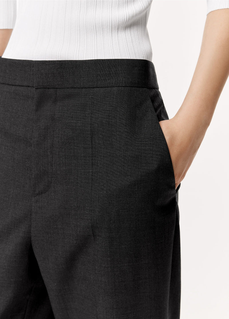 Damen Loose Stoffhose mit cropped Schnitt Schwarz