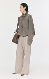 Damen Boxy Wolljacke mit großer Brusttasche & rundem Saum in Braun JNBY