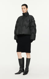 Damen Boxy Daunenjacke mit Wellen-Steppung in Schwarz