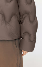 Damen Boxy Daunenjacke mit Wellen-Steppung in Braun