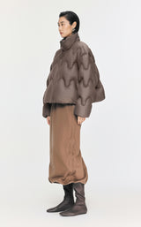 Damen Boxy Daunenjacke mit Wellen-Steppung in Braun