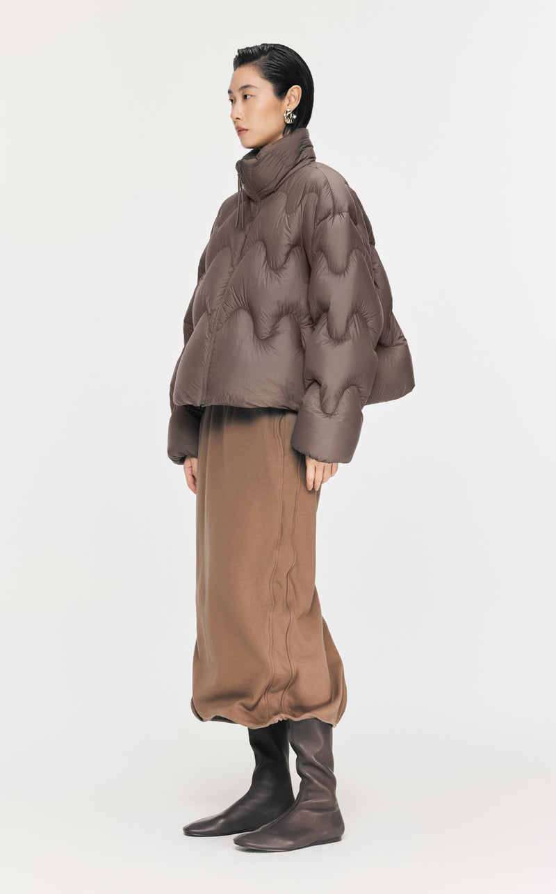 Damen Boxy Daunenjacke mit Wellen-Steppung in Braun