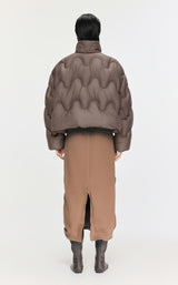 Damen Boxy Daunenjacke mit Wellen-Steppung in Braun