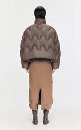 Damen Boxy Daunenjacke mit Wellen-Steppung in Braun JNBY