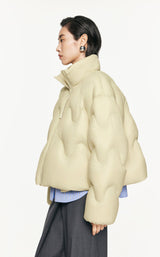 Damen Boxy Daunenjacke mit Wellen-Steppung in Ecru JNBY
