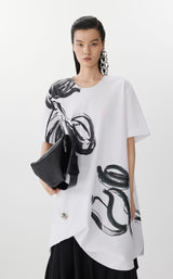 JNBY Künstlerisches Kleid mit asymmetrischem Saum und Metallbrosche WHITE