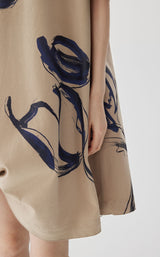 JNBY Künstlerisches Kleid mit asymmetrischem Saum und Metallbrosche CAMEL