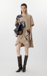 JNBY Künstlerisches Kleid mit asymmetrischem Saum und Metallbrosche CAMEL