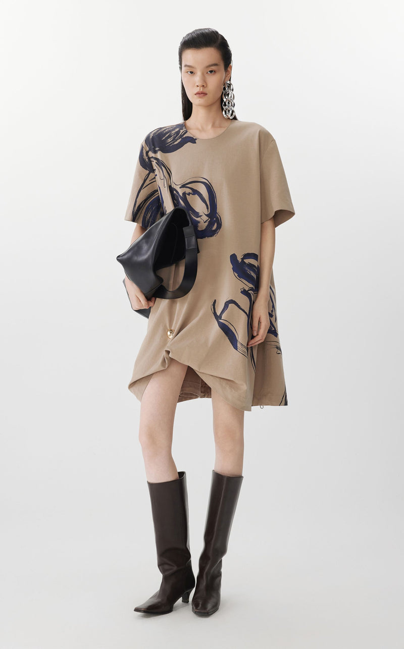 JNBY Künstlerisches Kleid mit asymmetrischem Saum und Metallbrosche CAMEL