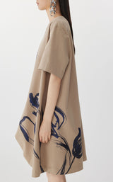 JNBY Künstlerisches Kleid mit asymmetrischem Saum und Metallbrosche CAMEL