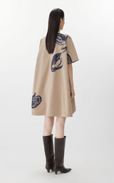 JNBY Künstlerisches Kleid mit asymmetrischem Saum und Metallbrosche CAMEL