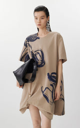 JNBY Künstlerisches Kleid mit asymmetrischem Saum und Metallbrosche CAMEL