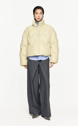 Damen Boxy Daunenjacke mit Wellen-Steppung in Ecru JNBY