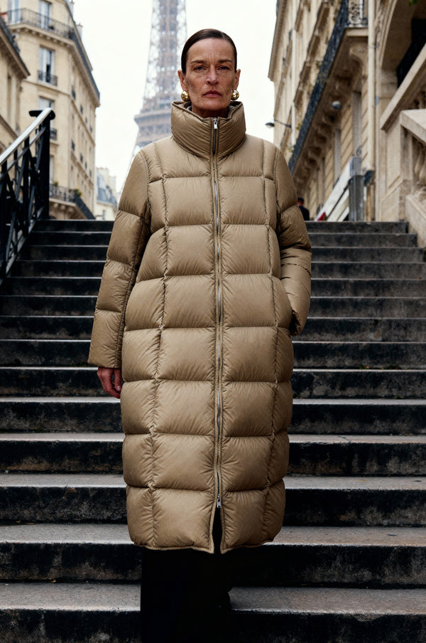 Damen leichter Daunenmantel mit hohem Stehkragen & Kachelsteppung in Beige