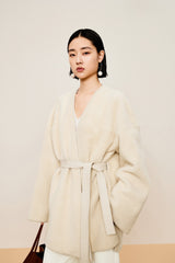Damen Loose Lamm Felljacke mit Bindeband Off-White