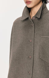 Damen Boxy Wolljacke mit großer Brusttasche & rundem Saum in Braun