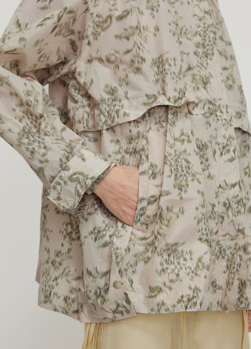 Florale, beigefarbene Printjacke für den Übergang, flowerprint multicolour; Detailaufnahme Jackentasche