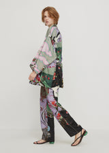 junge rothaarige Frau im traditionellen Tier Print- Kimono von JNBY; Seitenansicht links