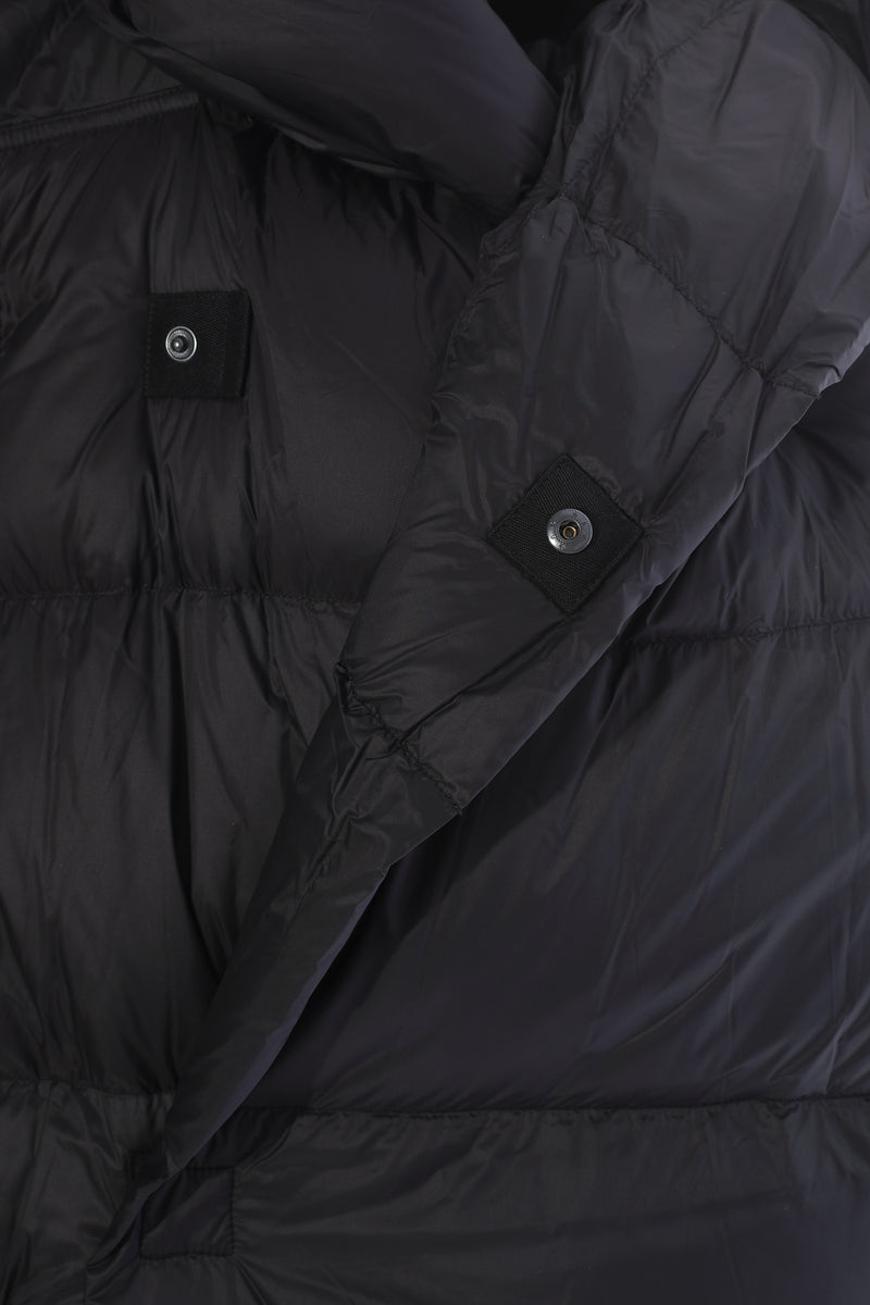 Leichtdaunenweste mit Druckknöpfen und seitlichem Reißverschluss, black; Detailaufnahme Druckknopf