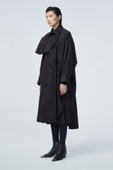 Schwarzer Streetcoat mit Knöpfen zum Verschließen und Kragen; Seitenansicht