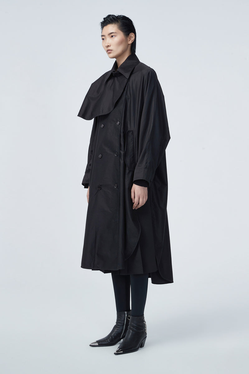 Schwarzer Streetcoat mit Knöpfen zum Verschließen und Kragen; Seitenansicht