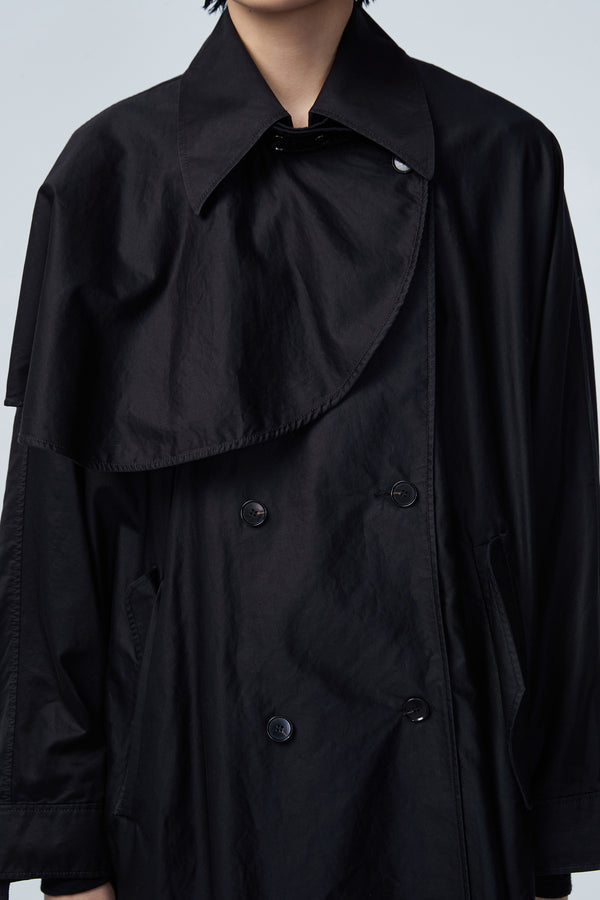 Schwarzer Streetcoat mit Knöpfen zum Verschließen und Kragen; Detailaufnahme Front