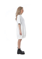 Weißes Minikleid mit V-Ausschnitt und Brusttasche; Seitenansicht
